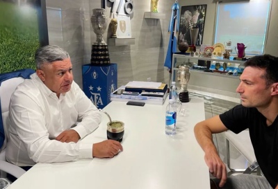 Chiqui Tapia: "Sé que ni bien venga al país, Scaloni va a firmar"