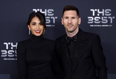 El outfit de Antonela Roccuzzo y Lionel Messi en The Best