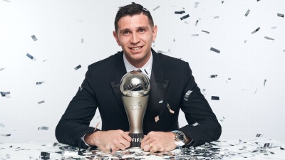 Emiliano Martínez regresó a Aston Villa y posó con el premio The Best