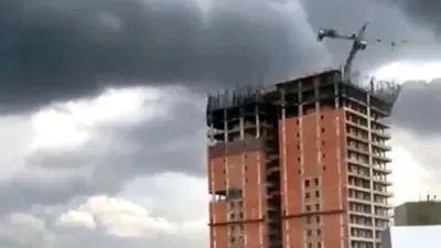 Tormenta en Corrientes: cayó una grúa de un piso 15