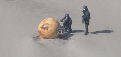 Encontraron una pelota gigante de hierro en una playa de Japón