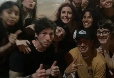 "Twenty One Pilots" estaba en una parrilla en Palermo y sus fans fueron a buscarlos