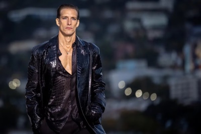 Iván de Pineda desfiló para Versace después de 26 años