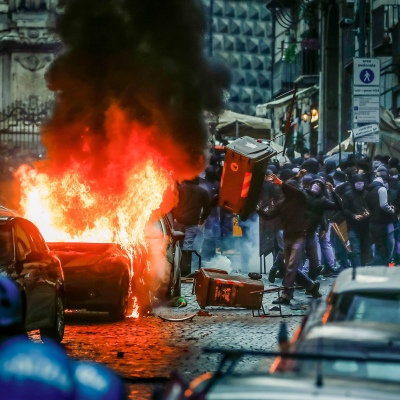Napoli vs Eintracht Frankfurt: piedras, destrozos y un patrullero incendiado