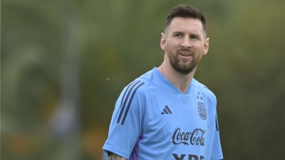 Un hincha se coló en el predio de Ezeiza y llegó hasta Messi