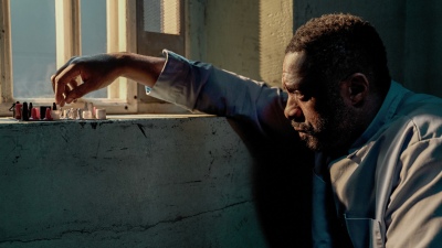 Ya está disponible "Luther: Cae la noche" en Netflix