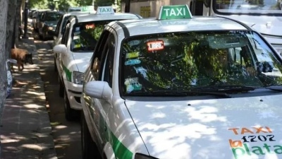 Detuvieron a un taxista por pegarle con un palo a una pasajera