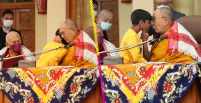 Dalai Lama besó en la boca a un nene y provocó indignación