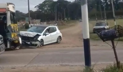 Chocó un micro con hinchas de Aldosivi y arrastró un auto varios metros