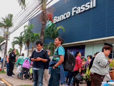 Bolivia: intervinieron un banco y los clientes tomaron las sedes