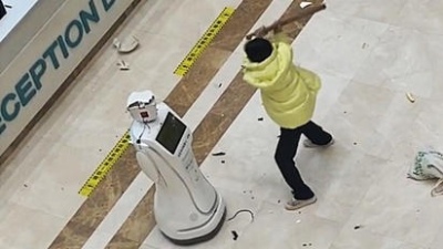 Video: una mujer pierde la paciencia y golpea a un robot en un hospital chino