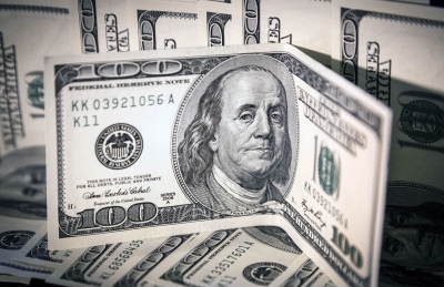 El dólar sigue bajando y se vende a $460