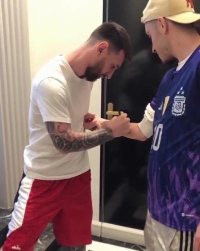 Esperó 10 horas por Lionel Messi, logró entrar a su casa y se tatuó su firma frente al Arco del Triunfo