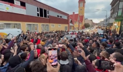 Javier Milei fue recibido por una multitud en Tierra del Fuego