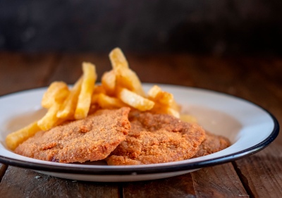 La milanesa argentina lidera el ranking global de las mejores carnes empanadas