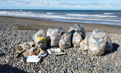 Chubut: La industria pesquera que llena de plástico las playas