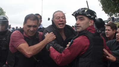 Golpearon a Sergio Berni en la protesta de los colectiveros: el video
