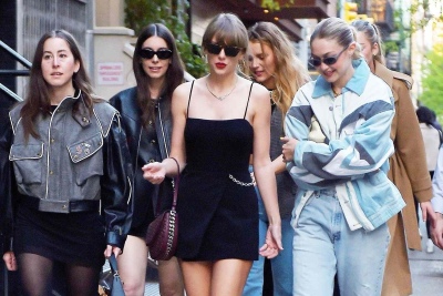 Taylor Swift pasea por la ciudad de Nueva York con su Girl Squad!