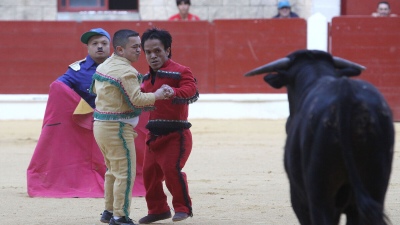 España: quieren prohibir enanos toreros en espectáculos