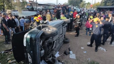 Video: perdió el control de su auto y atropelló a un grupo de feriantes