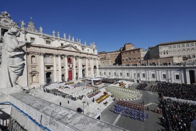 En la misa de Pascua, el papa Francisco pidió terminar las guerras abiertas y sufrimientos en todo el mundo