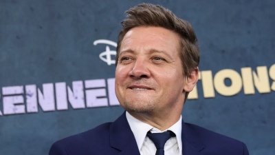 Jeremy Renner reapareció con un bastón tras el accidente