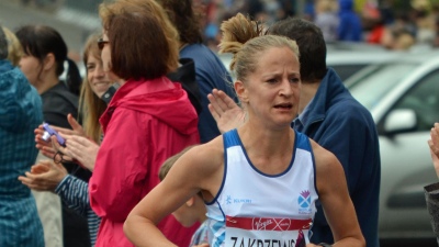 Escándalo en Reino Unido: una maratonista usó un auto para llegar tercera en una carrera