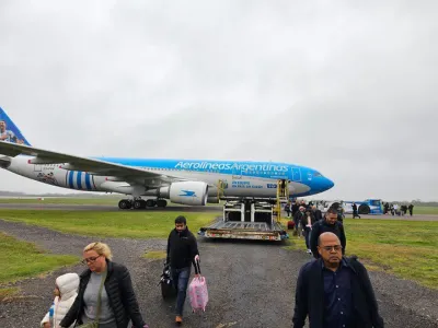 Amenaza de bomba en Ezeiza: evacuaron un avión de Aerolíneas Argentina con destino a Miami