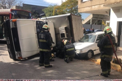 Siete personas heridas en un choque entre un colectivo y un camión en Mataderos