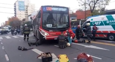 Flores: una mujer quedó atrapada debajo de un colectivo