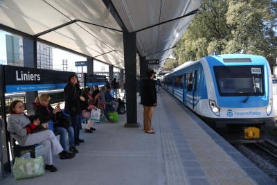 Cruzó las vías del tren con el celular, se salvó de milagro