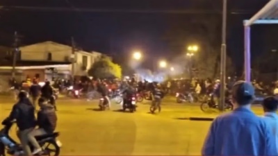 Una pelea callejera entre dos mujeres, 300 personas mirando y la Policía disparando balas de goma