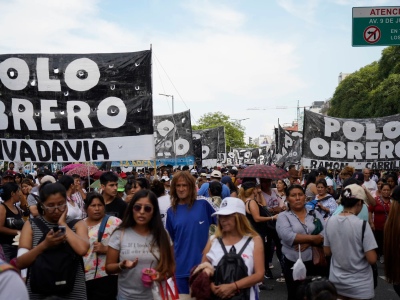 Piqueteros cortan la 9 de Julio y marchan a la Plaza de Mayo