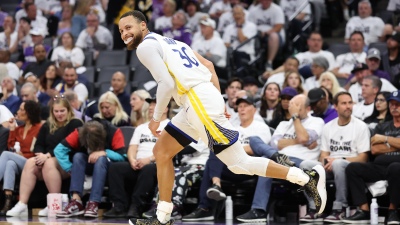 Curry metió 50 puntos y hace historia en los Warriors
