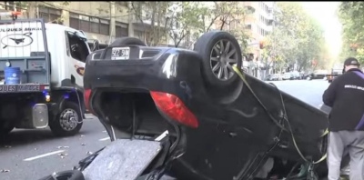 Recoleta: chocó a un auto, volcó y no le pudieron hacer el test de alcoholemia