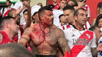 Violento cruce entre la barra de River Plate y la Policía en Perú