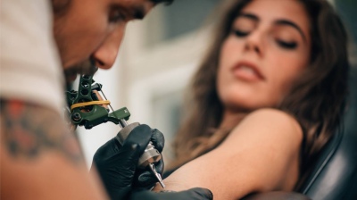 Se hizo un tatuaje con un significado muy especial pero un detalle lo arruinó todo