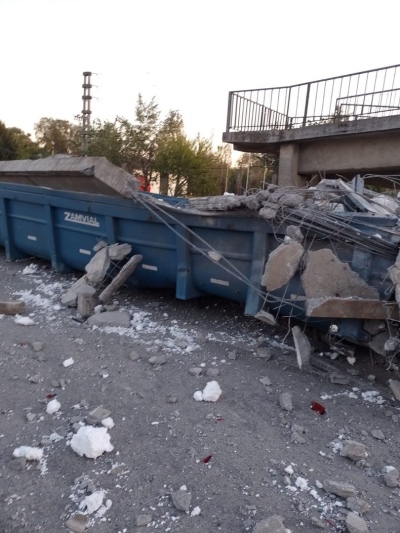 Panamericana: un camión chocó contra un puente y lo destrozó