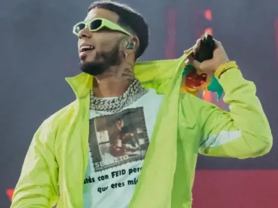 Anuel AA se presentó en un show con una polémica remera