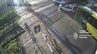Se le quedó el auto en las vías y casi es atropellada por el tren: Video