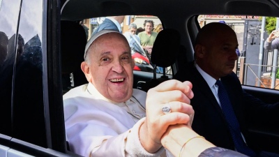 El papa Francisco fue dado de alta