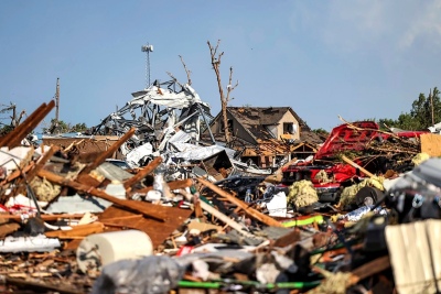 EEUU: tres muertos, más de 100 heridos y miles de personas sin luz por un tornado