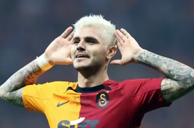 Mauro Icardi fue recibido por una multitud de hinchas del Galatasaray en su arribo a Estambul