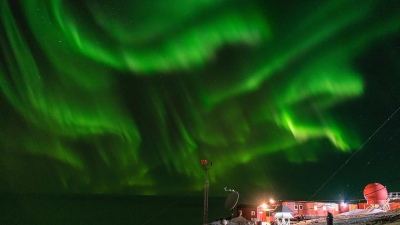 Así se ven auroras australes en la Antártida Argentina