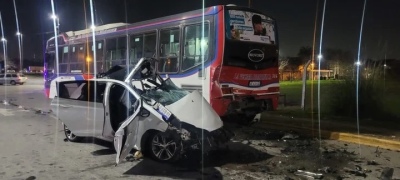 Un auto quedó abajo de un colectivo: murieron dos personas