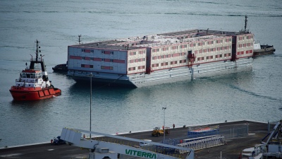 Reino Unido construyó una polémica cárcel flotante para los inmigrantes ilegales