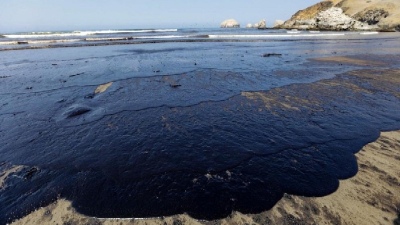 Un derrame de petróleo cubrió playas turísticas de Ecuador