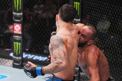 Video: el tremendo codazo giratorio de un argentino para su primera victoria en la UFC