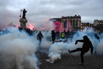 Francia: condenan a prisión efectiva a más de 700 personas por las protestas callejeras