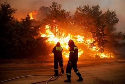 Grecia: evacúan varias ciudades costeras ante el avance de incendios forestales